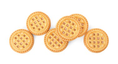 Kremalı lezzetli sandviç kurabiyeleri beyaza izole edilmiş, üst manzara