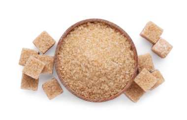 Beyaz üzerine izole edilmiş farklı kahverengi şeker tipleri, üst görünüm