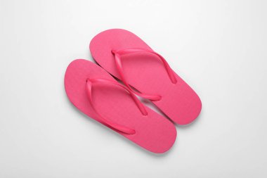 Beyaz arkaplanda pembe parmak arası terlikler, üst görünüm