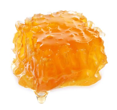 Lezzetli ballı doğal bal peteği beyaza izole edilmiş.