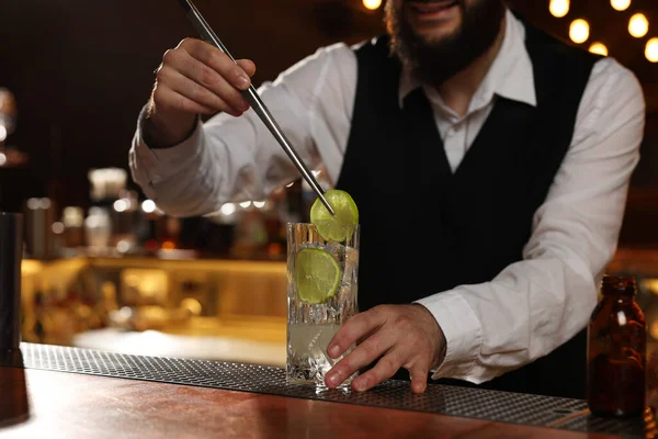 Barmen Tezgahta Taze Alkollü Kokteyl Yapıyor Yakın Plan — Stok fotoğraf