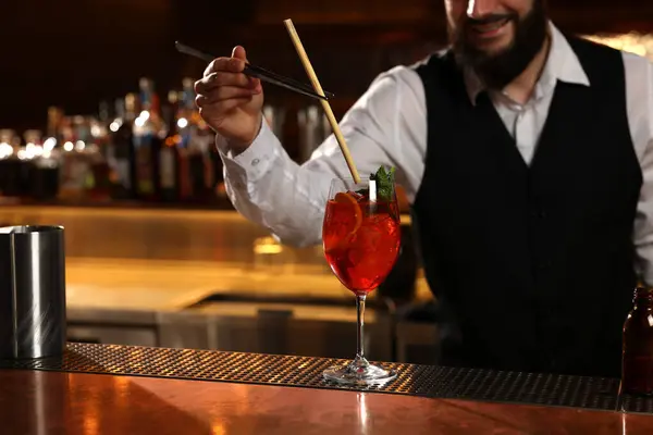 Barmen Tezgahta Taze Alkollü Kokteyl Hazırlıyor Yakın Plan Metin Için — Stok fotoğraf