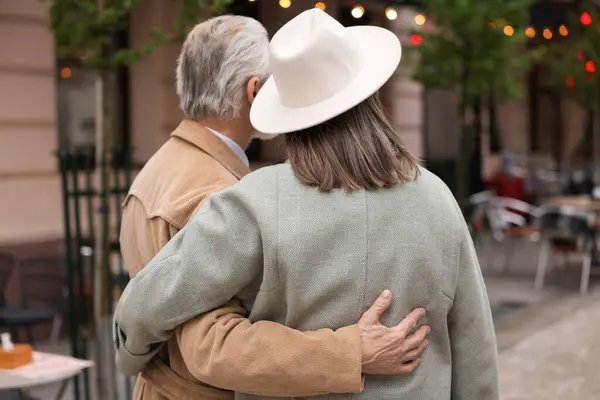 Affectionate Senior Couple Walking Outdoors Back View — Stock Photo, Image