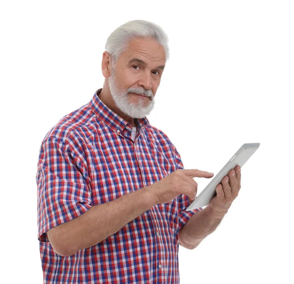 Homem Sênior Usando Tablet Fundo Branco — Fotografia de Stock