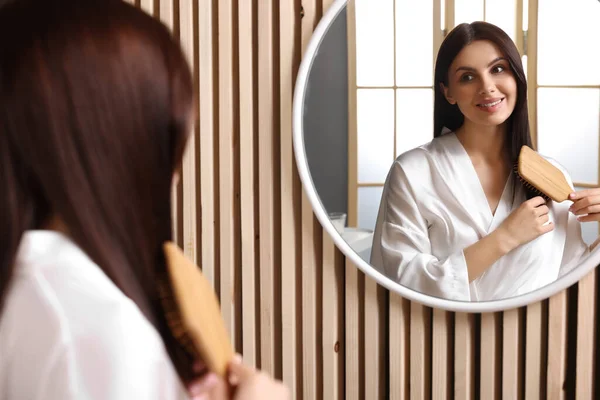 Belle Femme Brossant Les Cheveux Près Miroir Dans Chambre — Photo