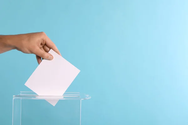 Homem Pôr Seu Voto Urna Num Fundo Azul Claro Perto — Fotografia de Stock