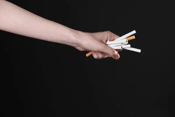 Rauchstopp Konzept Frau Mit Zigaretten Auf Schwarzem Hintergrund Nahaufnahme — Stockfoto