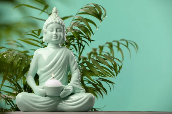 Релігія Буддизму Декоративна Статуя Будди Палаючою Свічкою Столі Кімнатні Рослини — стокове фото