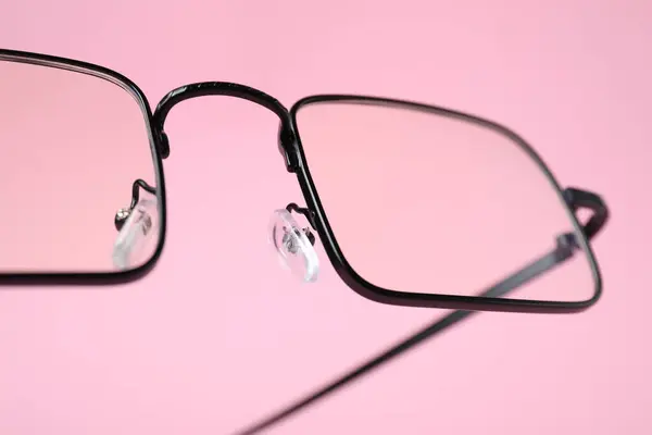 Snygga Par Glasögon Med Svart Ram Rosa Bakgrund Närbild — Stockfoto