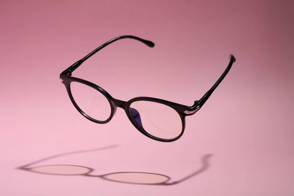 Elegante Par Óculos Com Moldura Preta Fundo Rosa — Fotografia de Stock