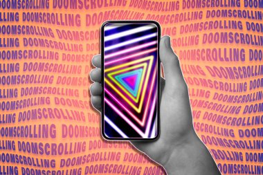 Kıyamet tomarı konsepti. Parlak arkaplan ile ekranda geometrik desenli cep telefonu tutan adam