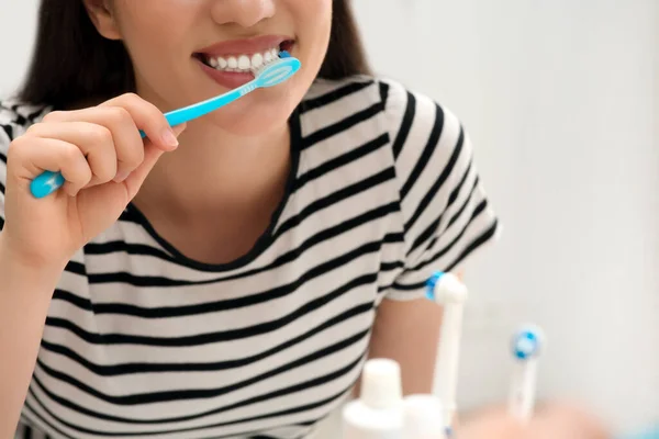 Mulher Escovando Dentes Com Escova Dentes Plástico Perto Espelho Banheiro — Fotografia de Stock