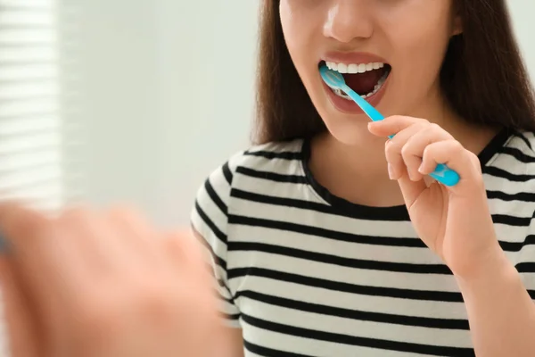 Mulher Escovando Dentes Com Escova Dentes Plástico Perto Espelho Banheiro — Fotografia de Stock