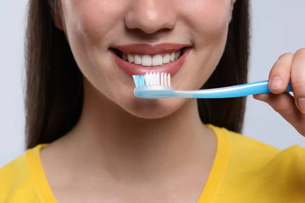 Mulher Escovando Dentes Com Escova Dentes Plástico Fundo Branco Close — Fotografia de Stock