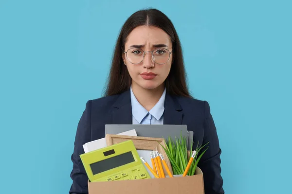 Проблема Безробіття Нещаслива Жінка Коробкою Особистих Речей Світло Блакитному Тлі — стокове фото