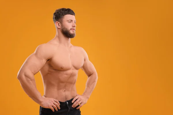 Schöner Muskulöser Mann Auf Orangefarbenem Hintergrund Platz Für Text Sexy — Stockfoto