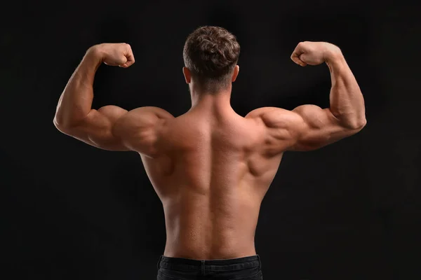 Uomo Muscoloso Che Mostra Sua Forza Sfondo Nero Vista Posteriore — Foto Stock