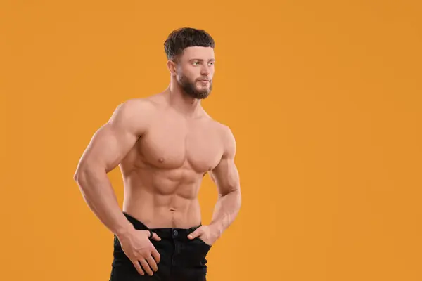 Bellissimo Uomo Muscoloso Sfondo Arancione Spazio Testo Corpo Sexy — Foto Stock