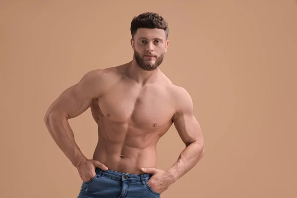 Schöner Muskulöser Mann Auf Beigem Hintergrund Sexy Körper — Stockfoto