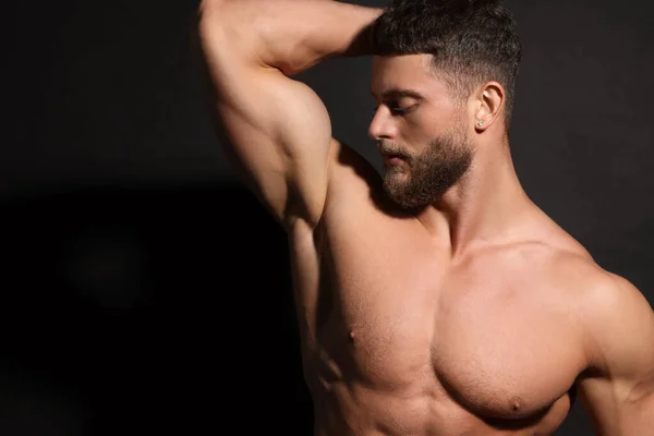Bonito Homem Musculoso Fundo Preto Corpo Sexy — Fotografia de Stock