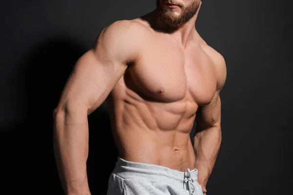 Homem Musculoso Mostrando Abdominais Fundo Preto Close Corpo Sexy — Fotografia de Stock
