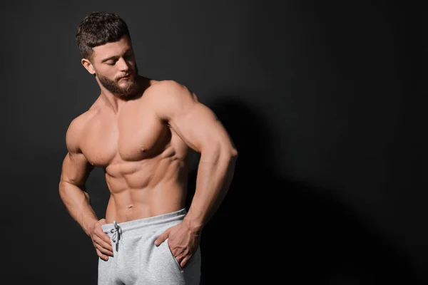 Bonito Homem Musculoso Fundo Preto Espaço Para Texto Corpo Sexy — Fotografia de Stock