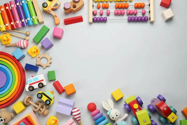 Rama Różnych Zabawek Dla Dzieci Jasnoszarym Tle Płaski Leżak Miejsce — Zdjęcie stockowe