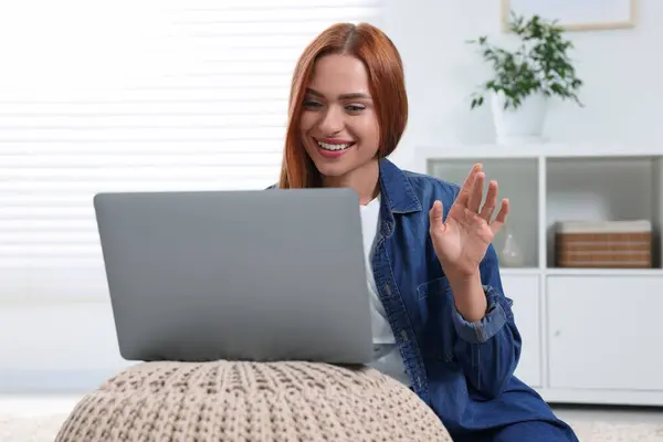 Mulher Acenando Olá Durante Vídeo Chat Laptop Casa — Fotografia de Stock