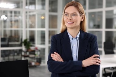 İçeride mutlu emlakçılar. Metin için boşluk