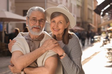 Sevecen yaşlı çift dışarıda yürüyor, mesaj için yer var.