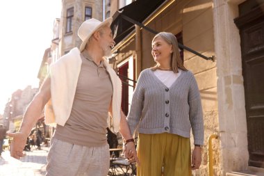 Dışarıda gezinen sevimli yaşlı çift portresi.