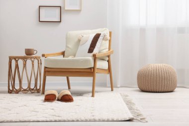 Yumuşak beyaz halısı ve mobilyası olan şık bir oturma odası. İç tasarım