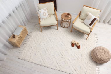 Yumuşak beyaz halısı ve mobilyası olan şık bir oturma odası. İç tasarım