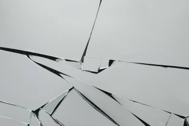 Koyu arkaplanda kırık ayna parçaları, üst görünüm