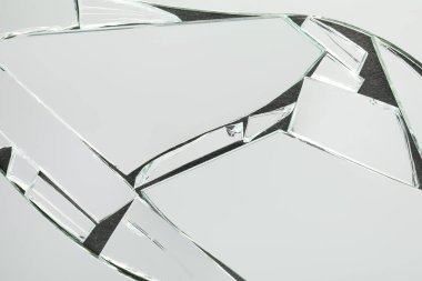 Koyu arkaplanda kırık ayna parçaları, üst görünüm