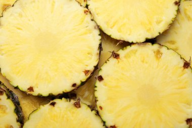 Arka plan olarak lezzetli olgun ananas dilimleri, üst görünüm