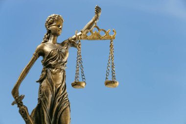 Yasalara göre adil muamele sembolü. Bayan Adalet 'in gökyüzüne karşı figürü, metin için yere yakın.