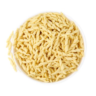 Fırınlanmamış trofie makarnalı kase beyaz, üst manzara izole