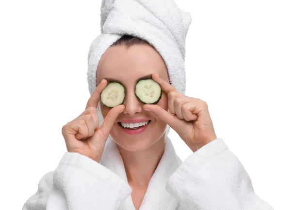 Schöne Frau Bademantel Bedeckt Augen Mit Gurkenstücken Auf Weißem Hintergrund — Stockfoto