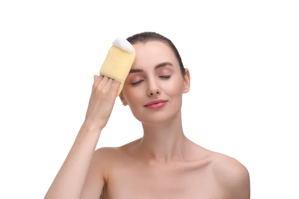 Ung Kvinna Tvätta Ansiktet Med Svamp Vit Bakgrund — Stockfoto