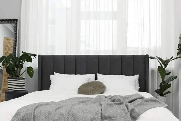 Grote Comfortabele Bed Mooie Kamerplanten Kamer Slaapkamer Interieur — Stockfoto