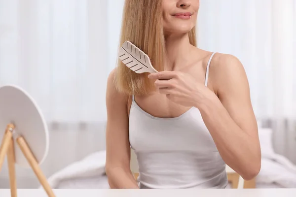 Femme Brossant Les Cheveux Dans Chambre Gros Plan — Photo