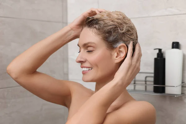 Piękna Szczęśliwa Kobieta Myjąca Włosy Szamponem Pod Prysznicem — Zdjęcie stockowe