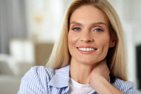 Retrato Mujer Mediana Edad Sonriente Con Pelo Rubio Interior — Foto de Stock