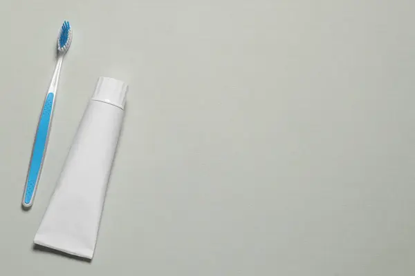 Πλαστική Οδοντόβουρτσα Και Επικόλληση Γκρι Φόντο Επίπεδη Lay Χώρος Για — Φωτογραφία Αρχείου