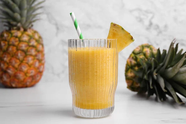 Lekkere Ananas Smoothie Geheel Gesneden Vruchten Witte Tafel — Stockfoto