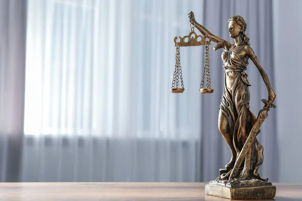 Figur Der Jungfrau Gerechtigkeit Auf Holztisch Drinnen Platz Für Text — Stockfoto