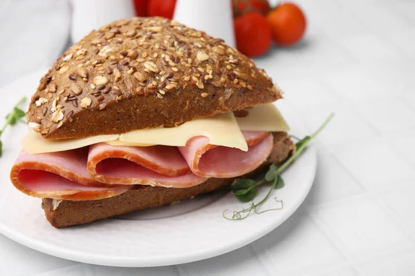 Heerlijke Sandwich Met Ham Kaas Witte Tafel Close — Stockfoto