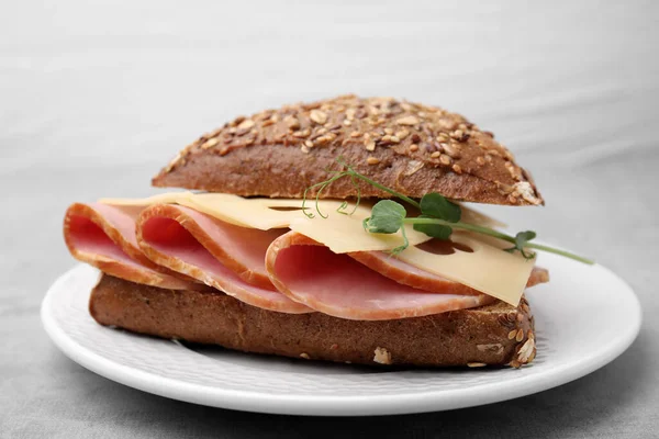 Heerlijke Sandwich Met Ham Kaas Lichtgrijze Tafel Close — Stockfoto