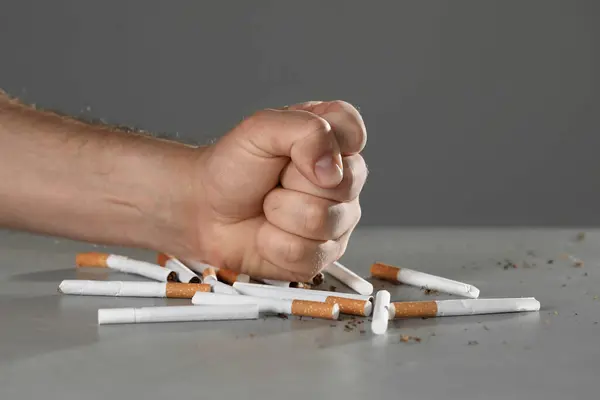 Rauchstopp Konzept Mann Zerquetscht Zigaretten Grauem Tisch Nahaufnahme — Stockfoto